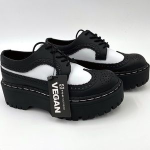 TUK Black and White Wingtip